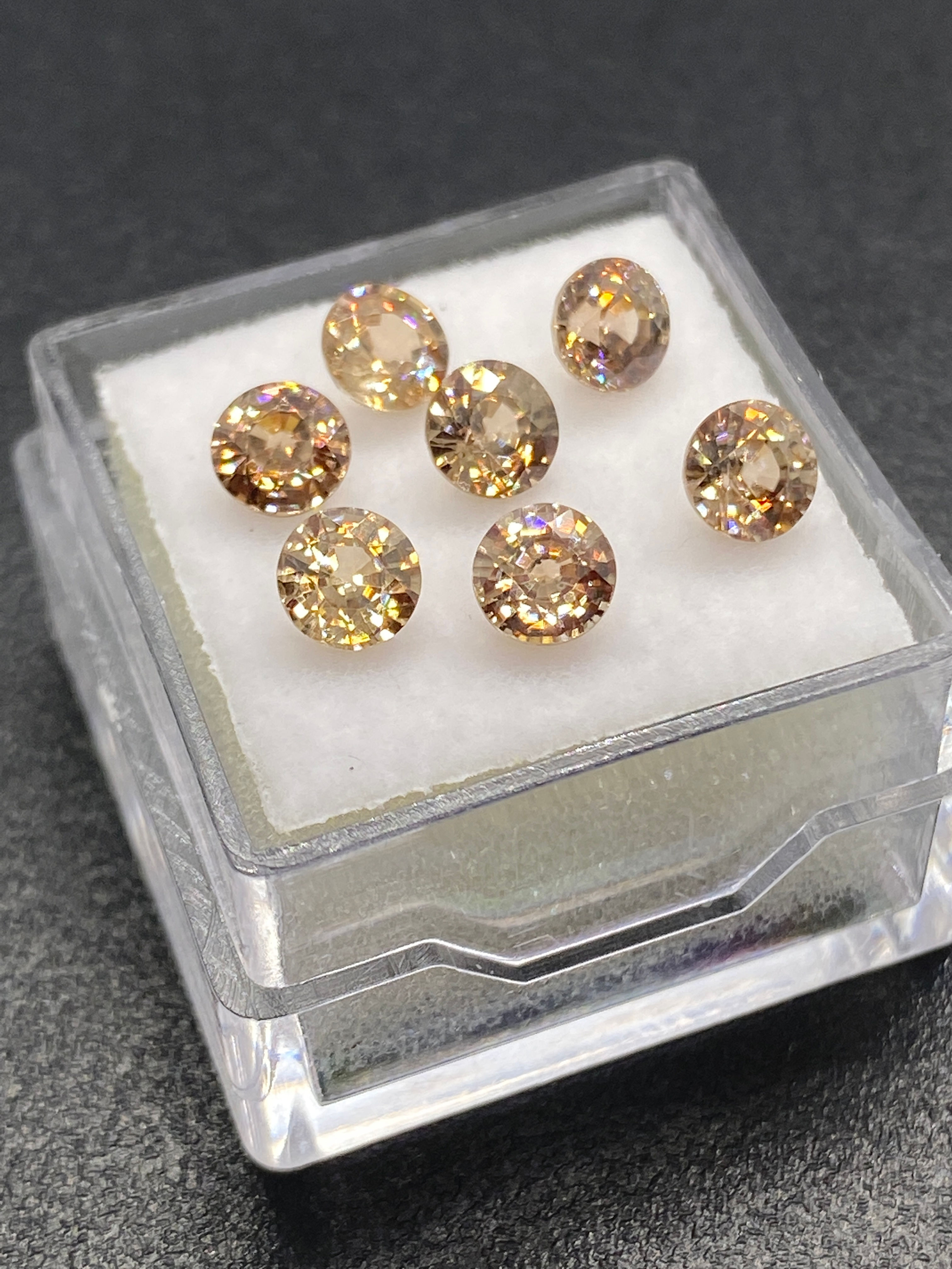Champagne Zircon | Round | One piece of 4.7 mm