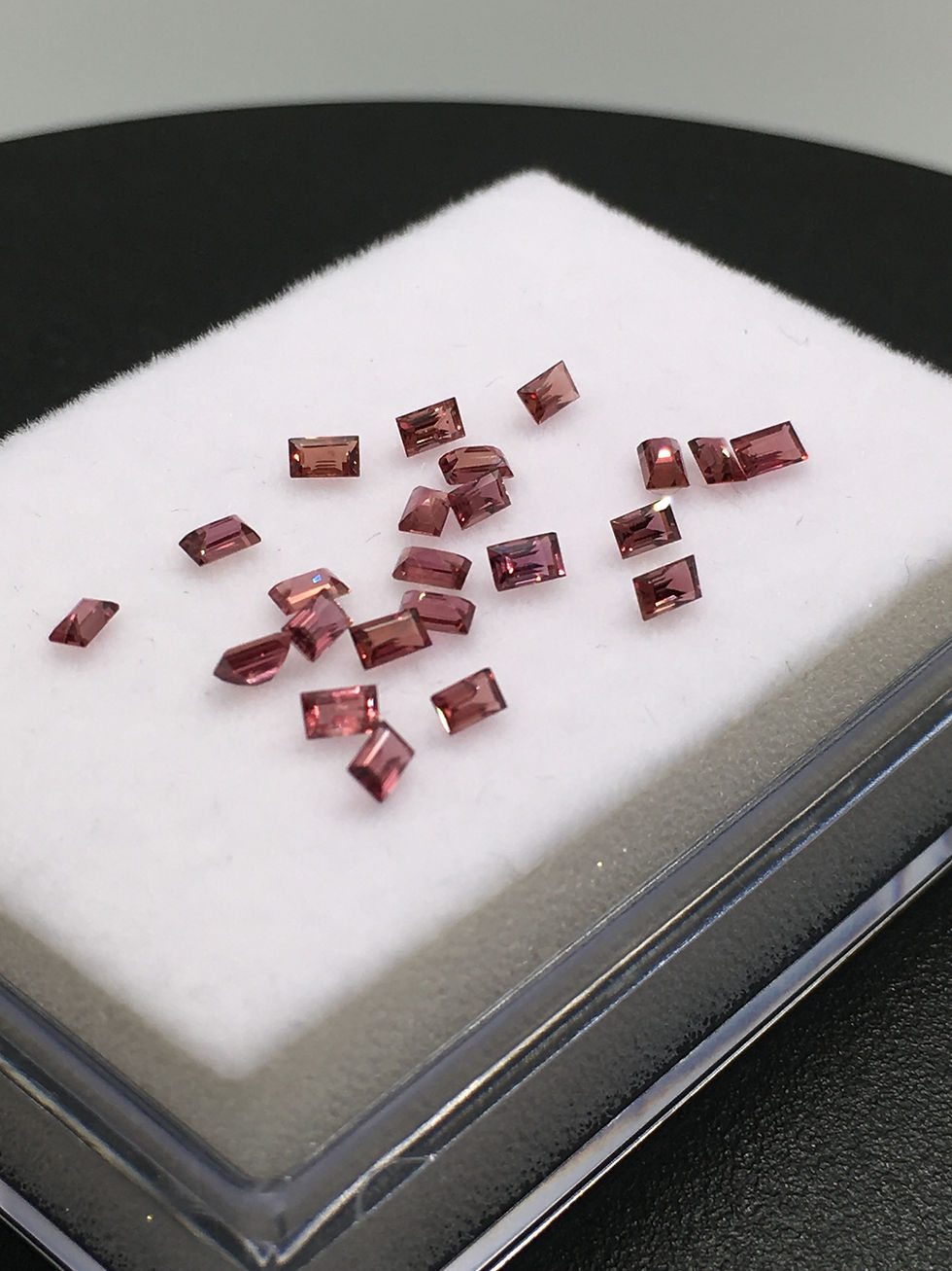 Μικρογραφία: Stunning Quality Deep Rose Ruby | Baguette | One piece of 3 x 1.8 mm