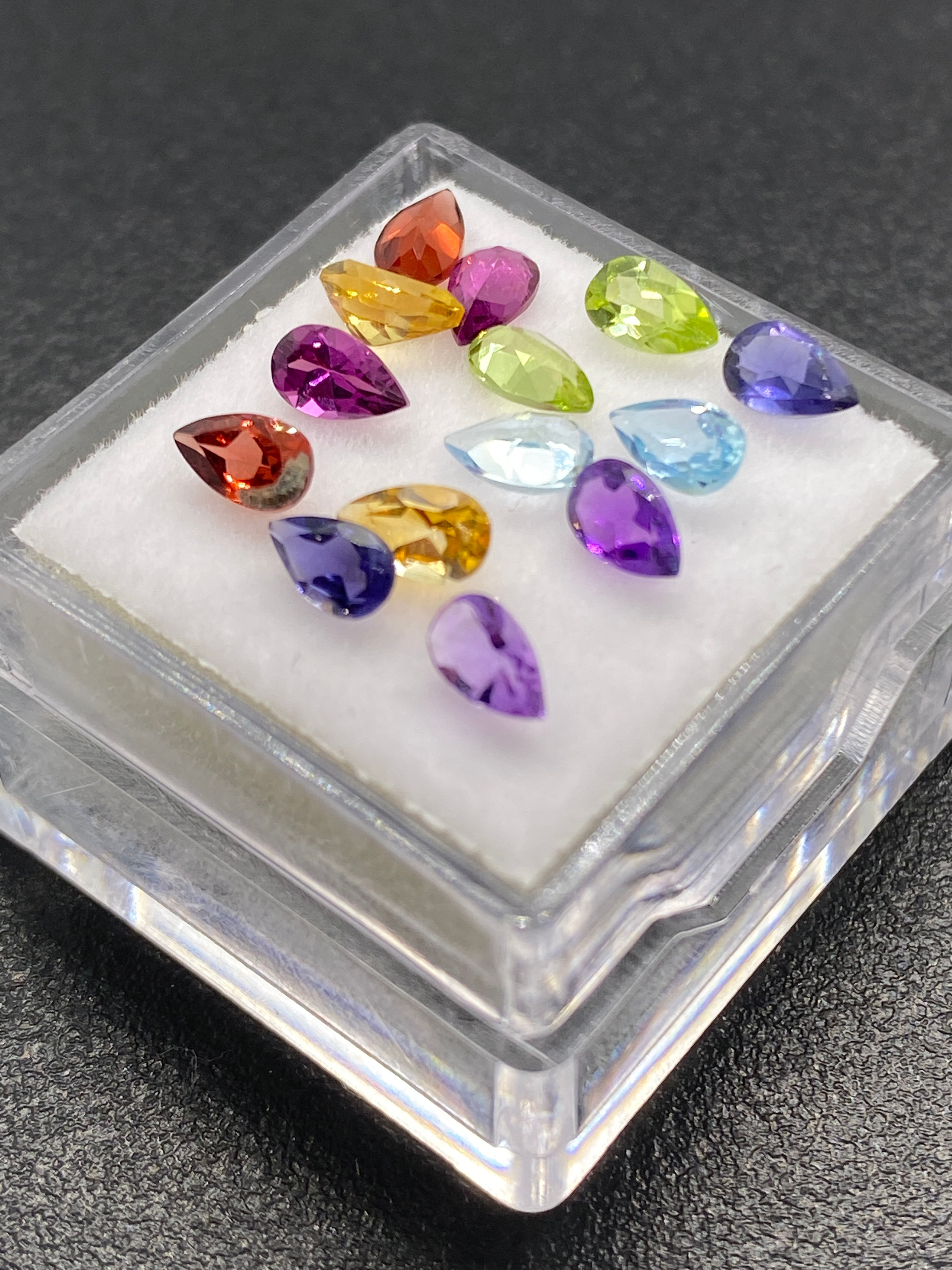 Mixed Lot | Pears | Fourteen pieces 5 x 3 mm