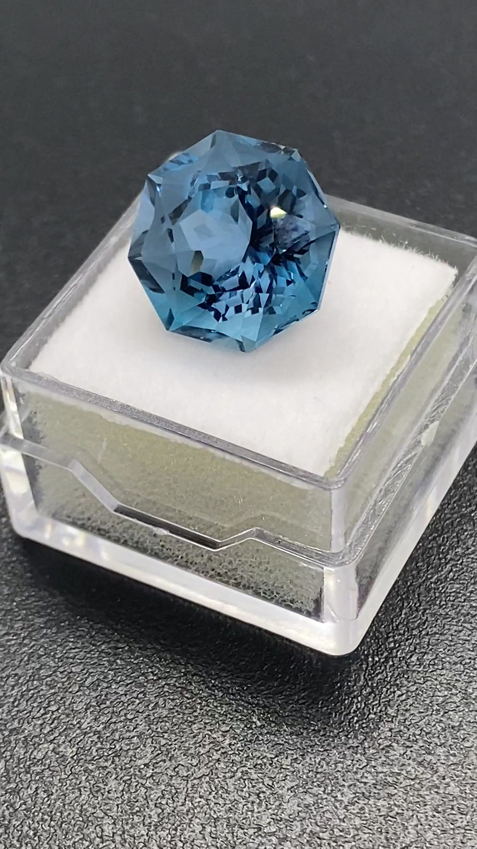 Küçük resim: London Blue Topaz | Custom Cut Octagon | 13.8 mm