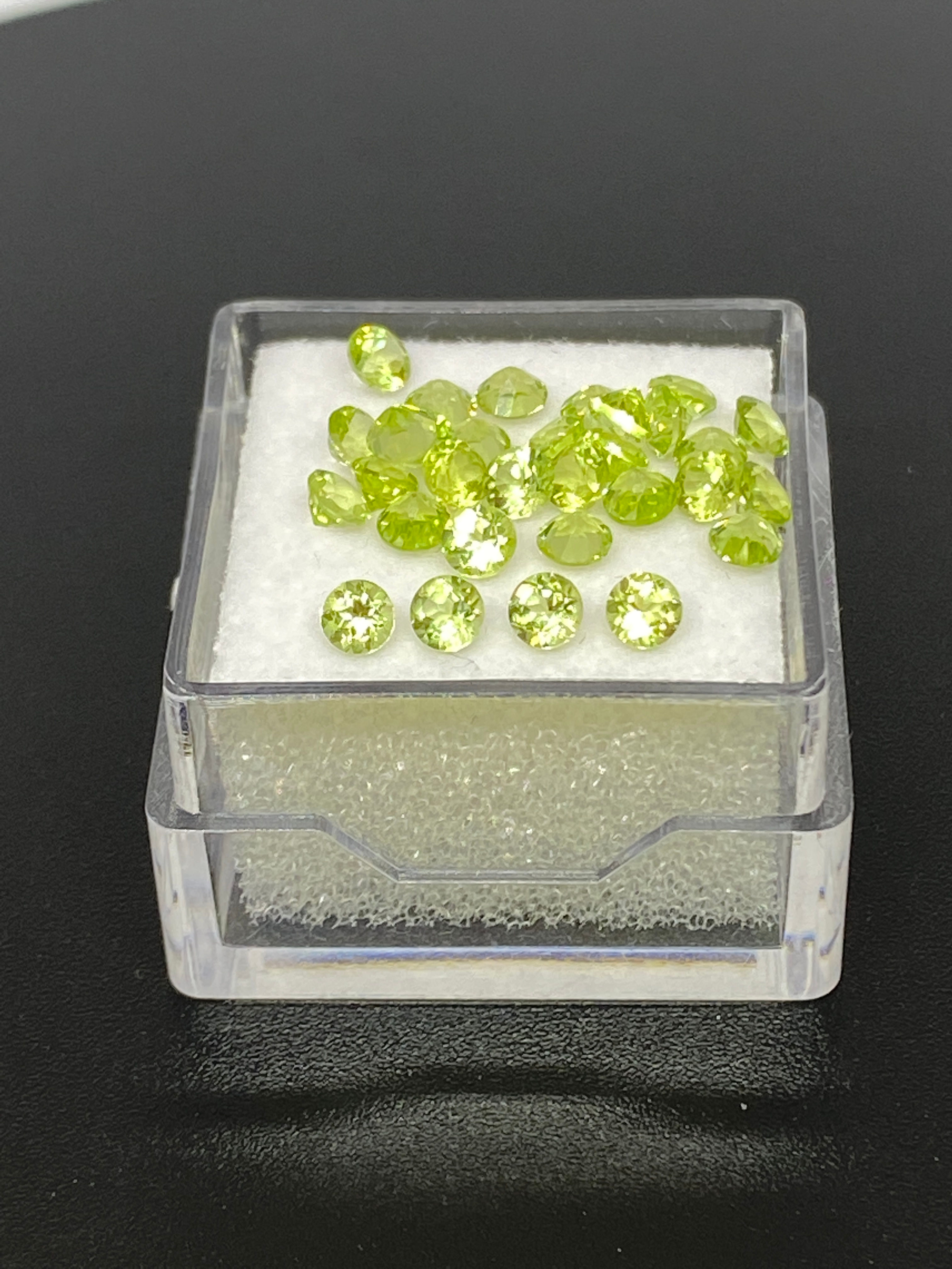 Peridot | Round | Five pieces of 3 mm