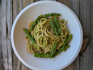 Linguine primavera con piselli e crema di asparagi al limone