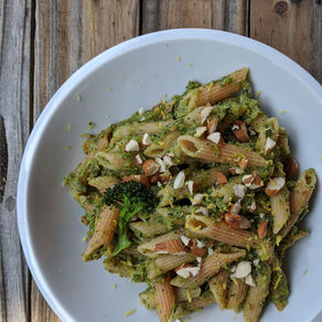 Pasta con pesto di broccoli, pomodori secchi e granella di mandorle