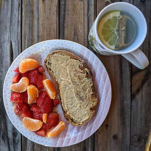 Pane tostato con crema di frutta secca, fragole e mandarino, tisana di zenzero e limone