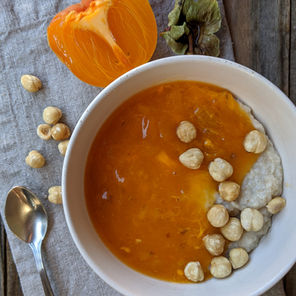 Porridge con cachi e nocciole