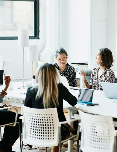Equipo de trabajo en una reunión de oficina