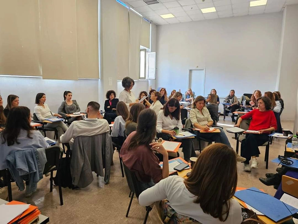 Ομάδα θεραπευτών και θεραπευτριών σε βιωματικό εργαστήριο για το διαγενεακό τραύμα κατά τη διάρκεια της ημερίδας.