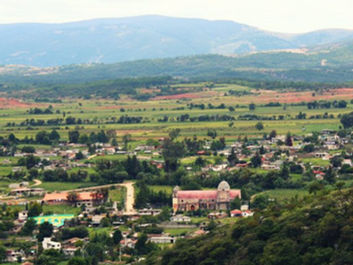 POBLADORES DE SANTIAGO TILLO, RETUVIERON A GESTORA DE PROYECTOS, LA ACUSAN DE PRESUNTO “FRAUDE”.