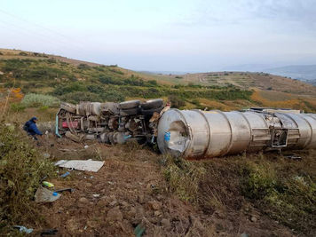 Exhortan a automovilistas manejar con precaución en la Carretera 190 por volcadura de pipa