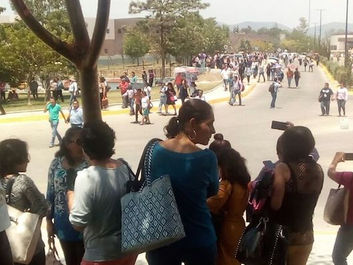 Habitantes de Teojomulco apedrean a trabajadores en Ciudad Judicial