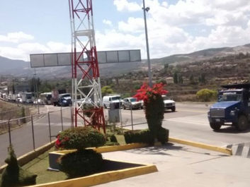 Toman camioneros de Coixtlahuaca, carretera Oaxaca -Tehuacán