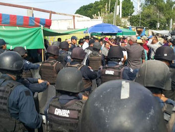 Policía Estatal impiden el paso de habitantes de Paso Ancho a CA