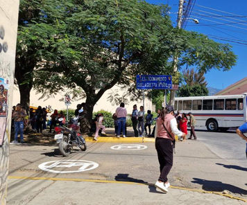 Bloquean padres de familia calle de Crespo
