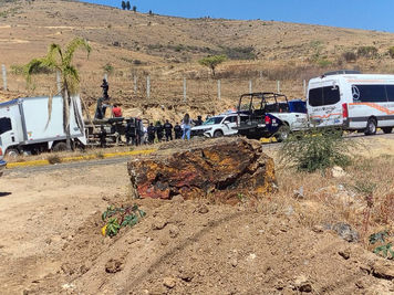 Vuelca patrulla de la Policía Estatal en la Cuesta de Ocotlán; reportan seis elementos heridos entre estatales y marinos