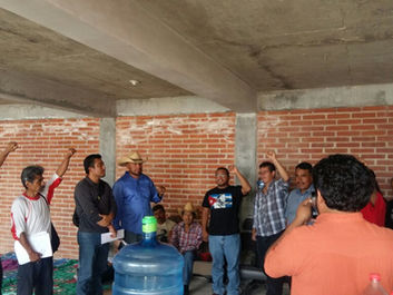 Llega caravana de padres de los 43 alumnos desaparecidos de Ayotzinapa a Asunción Nochixtlán; par