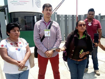 Familia y organizaciones exigen libertad de Coca Gómez ante la PGR