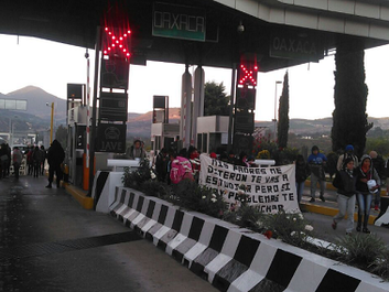 Normalistas de Tamazulapan y Ayotzinapa toman Caseta de Suchixtlahuaca