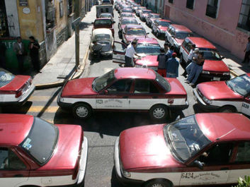 Uso de unidades "pirata" pone en peligro su vida, afirma la CTM