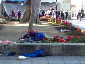 Muere mujer indigente en pleno zócalo de Oaxaca