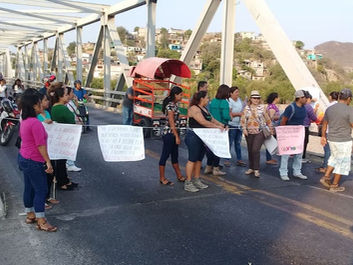 Bloquean padres de familia Puente de Fierro en Tehuantepec