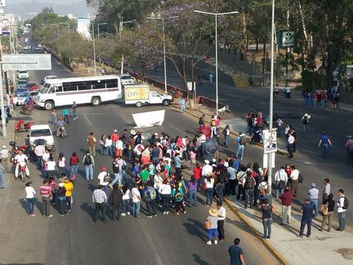 Magisterio bloquea carreteras a un año del enfrentamiento en Nochixtlán, Oaxaca