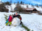 2Bein trifft 4Bein, Kinderangebot in Lenzburg: mehrer Kinder bauen einen grossen Schneemann, im Hint