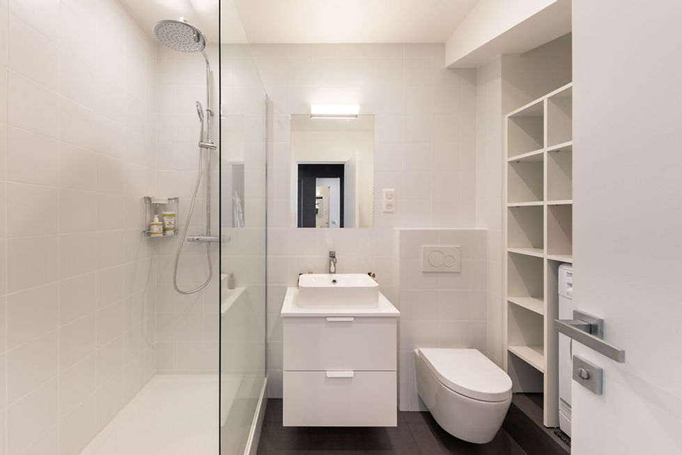 salle de bain blanche douche lavabo wc suspendu amenagement rangements sur mesure Florence Ancillon architecte interieur Paris