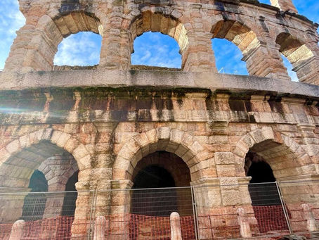La Arena de Verona, anfiteatro romano histórico en el centro de Verona, ideal para viajar con niños en el norte de Italia.