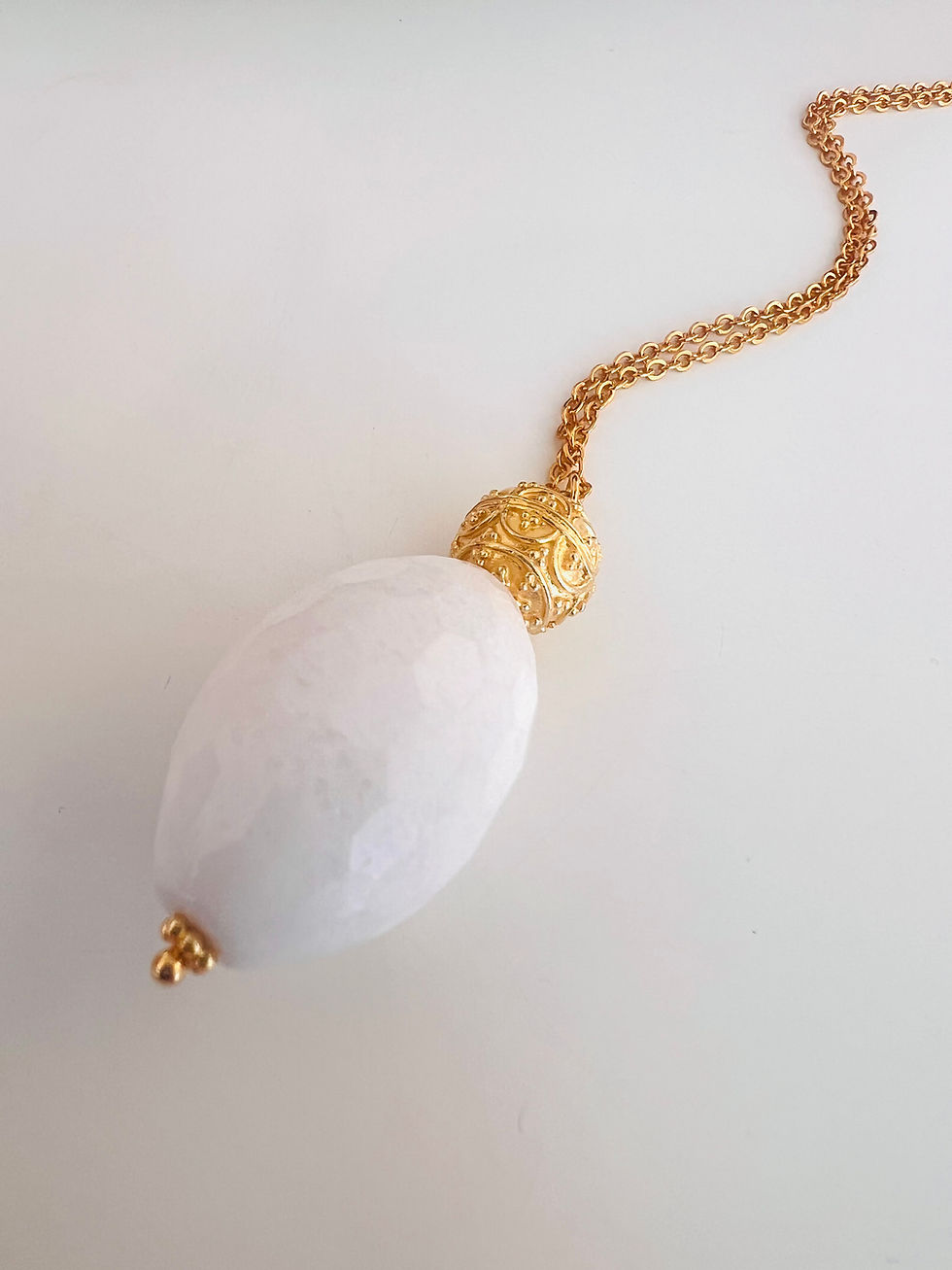 Collier en jade planc posé