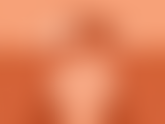 Uma ilustração em tons terrosos mostra uma mulher de olhos fechados, expressão cansada e uma lágrima escorrendo pelo rosto. Acima de sua cabeça, dentro de uma casa simbólica, há um bebê chorando, um relógio e uma pilha de livros com óculos apoiados, representando a sobrecarga e a exaustão feminina.