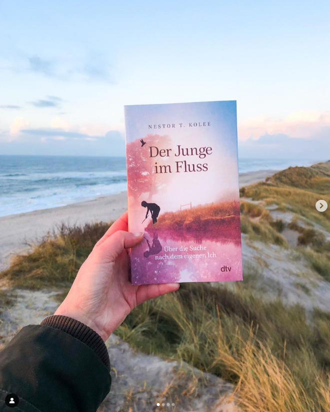Rezension von Der Junge im Fluss von Nestor T. Kolee