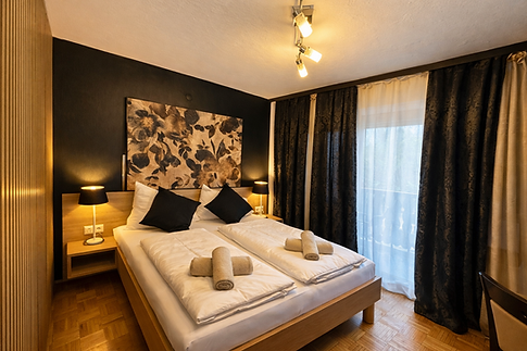 Doppelzimmer mit Balkon Vorderansicht.PNG