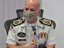 O comandante geral da PM - Polícia Militar do Estado da  Bahia é notificado