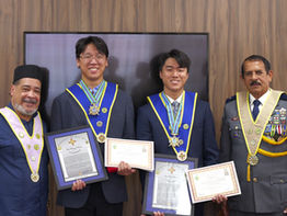 Shin Chul Moon e Shin Heung Moon, Jovens Missionários Coreanos, recebem a Comenda da Ordem do Mérito do Elo Social Brasil e a Comenda Gran Cavaleiro de  Paz-ONU
