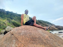 SENTADO EM UMA PEDRA EM MARANDUBA