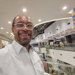 HÁ UM LUGAR EM MIM QUE AINDA LHE ESPERA.