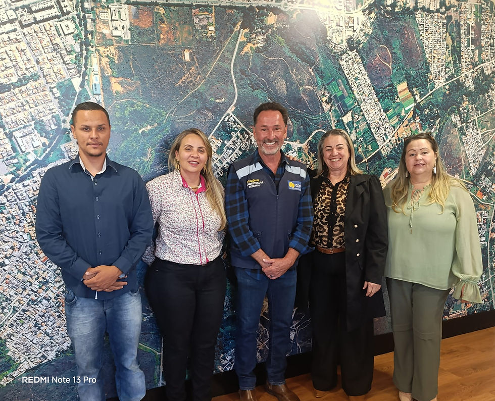 Rogério Sales Silveira, Administrador Regional da Cidade Satélite Riacho Fundo I, recebe em reunião, Comissão de Implantação de Projetos do Elo Social.