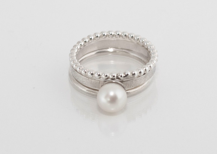 Assortiment van Maddy zilveren ringetjes met verschillende afwerkingen.