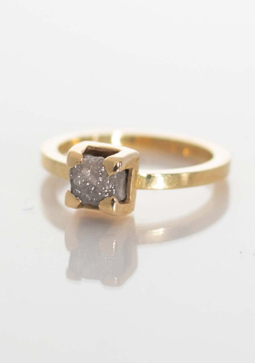 Aurélie moderne gouden ring met grijze ruwe diamant
