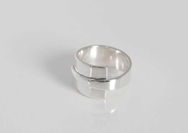 Amite zilveren ring met strak design geïnspireerd door vriendschap.