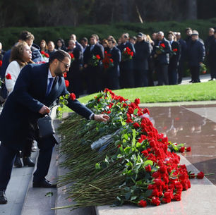 Anım günü ilə əlaqədar Ulu Öndər Heydər Əliyevin məzarı ziyarət edildi
