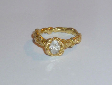 CUSTOM-MADE ENGAGEMENT RING IN GOLD WITH DIAMOND