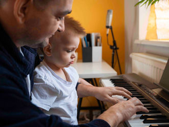 niño al piano en musicoterapia