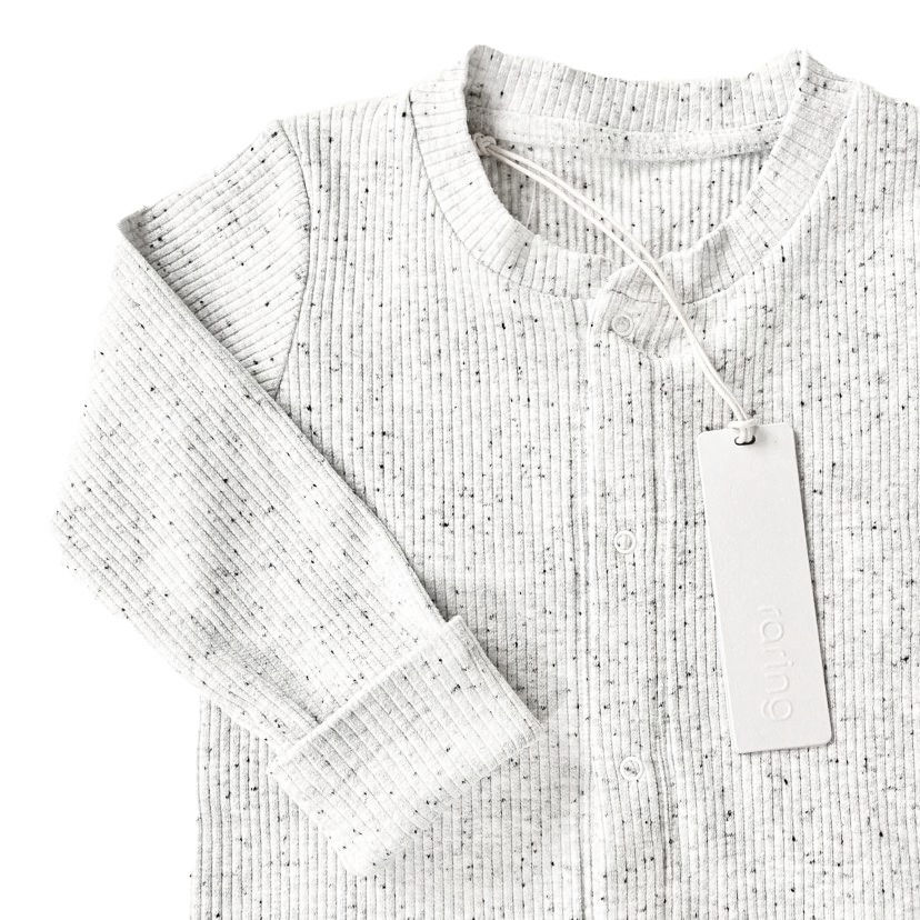 Närbild på Myttinge Onesie i färgen Melerad.