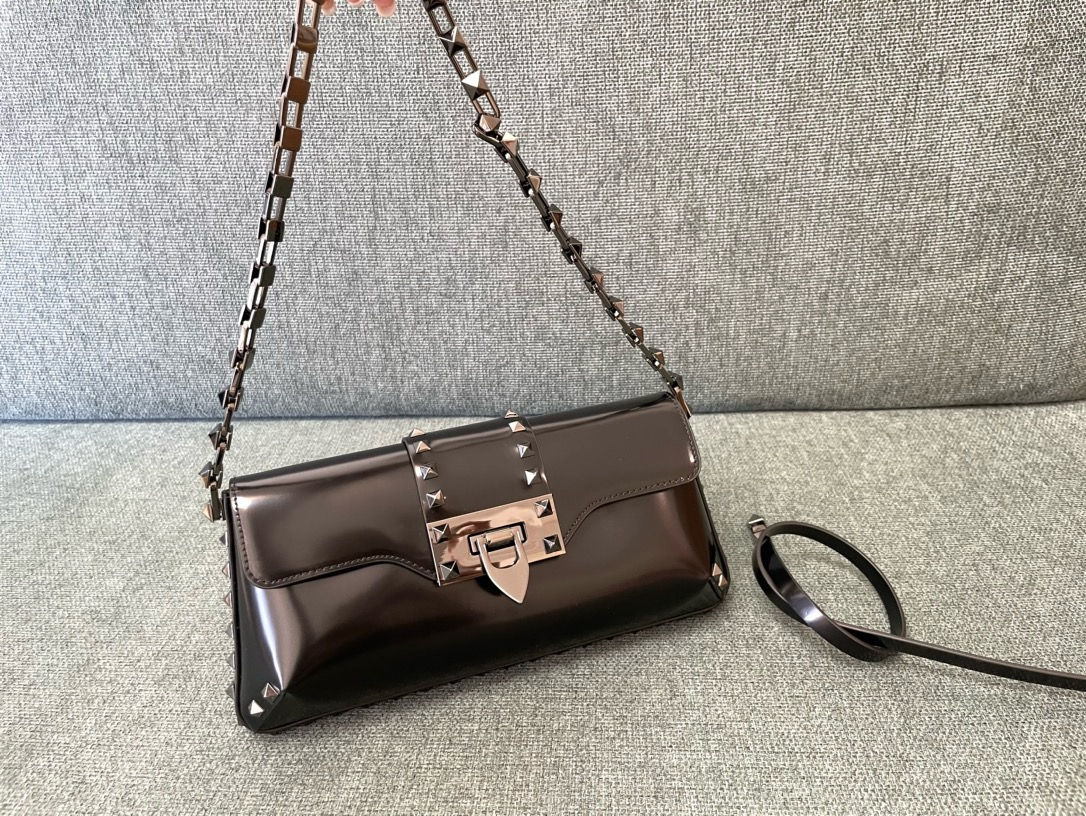 VALENTINO GARAVANI ROCKSTUD CLUTCH