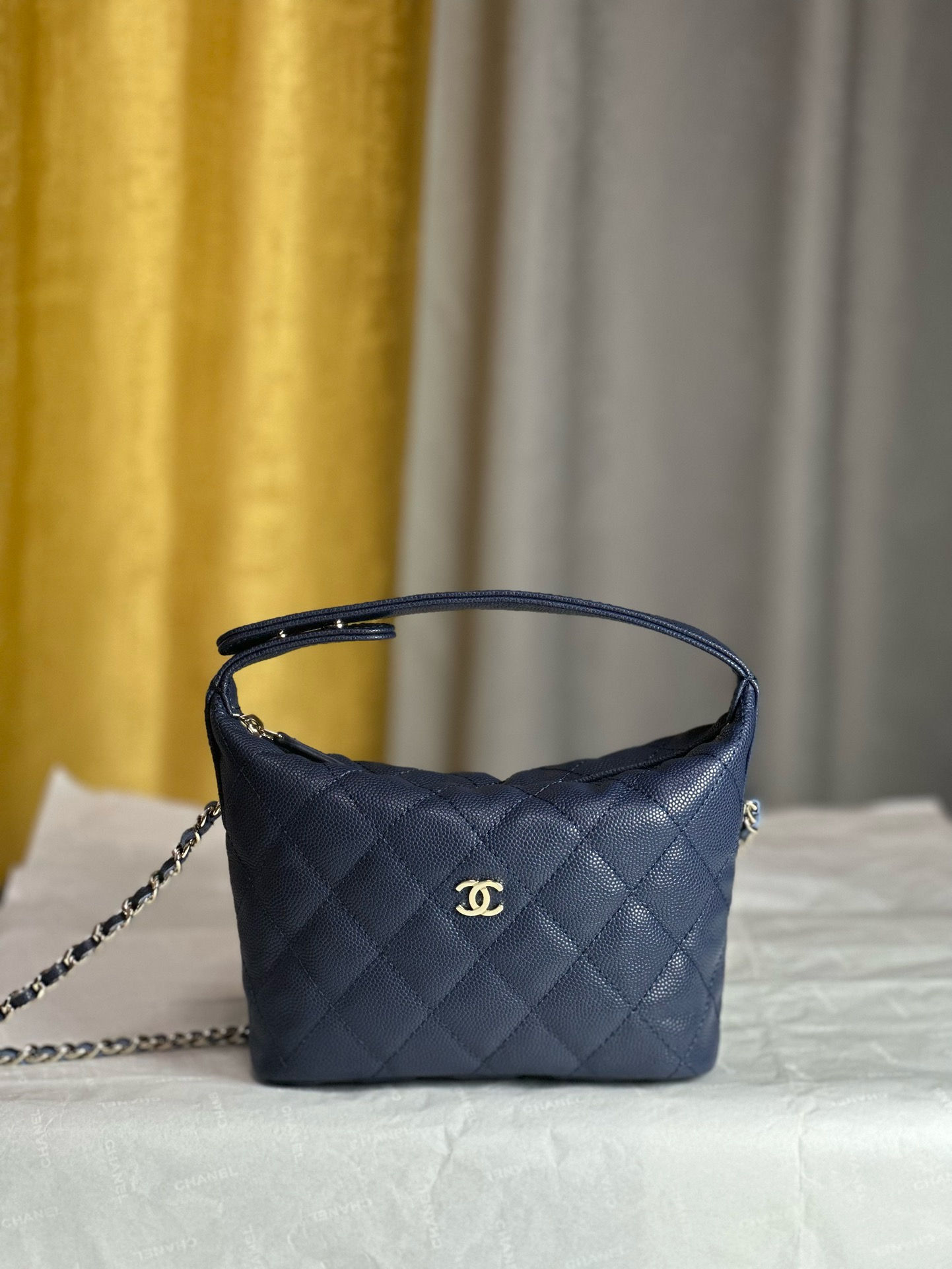 CHANEL 25C HOBO CLASSIC CHAIN LUNCH BOX BAG