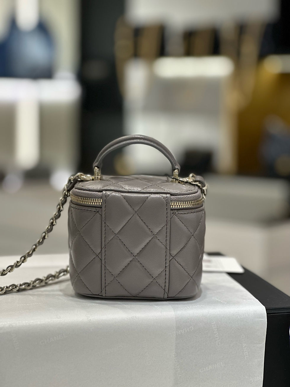 Thumbnail: CHANEL VANITY TOP MINI HANDLE  BAG