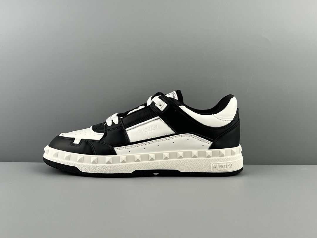 VALENTINO FREEDOTS LOW-TOP SNEAKERS