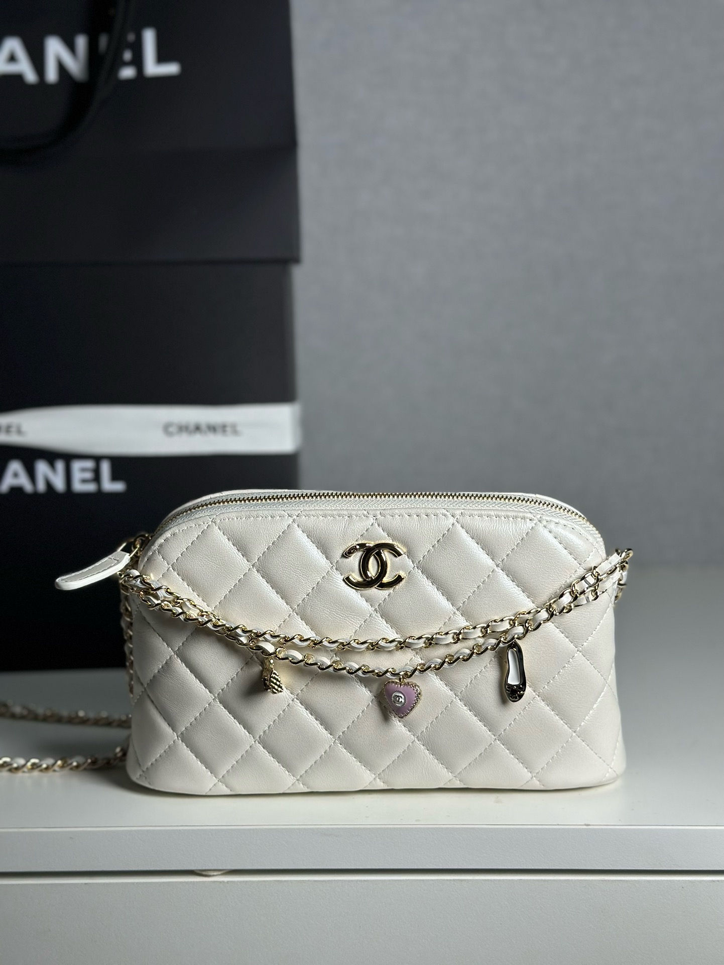 CHANEL 25P PEARL SHELL PENDANT CHAIN ULTIMATE BAG