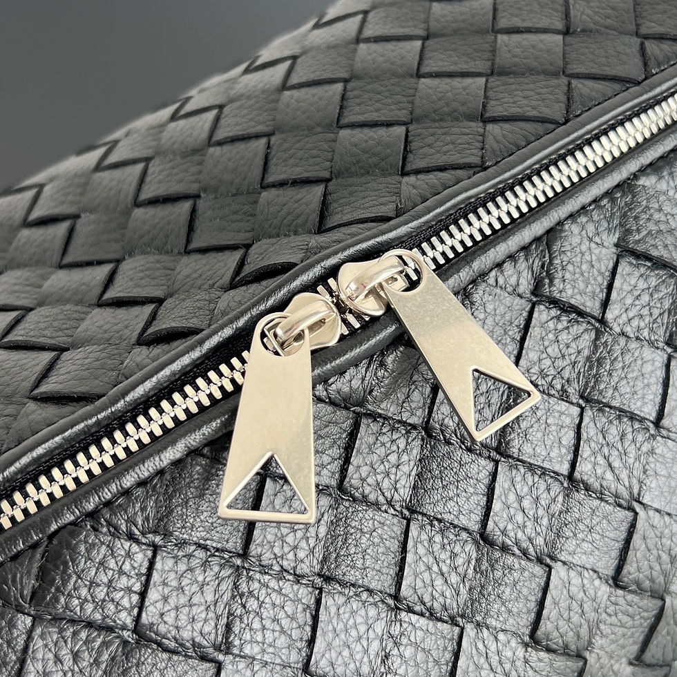 Thumbnail: BOTTEGA VENETA TRAVELLER LEATHER BAG